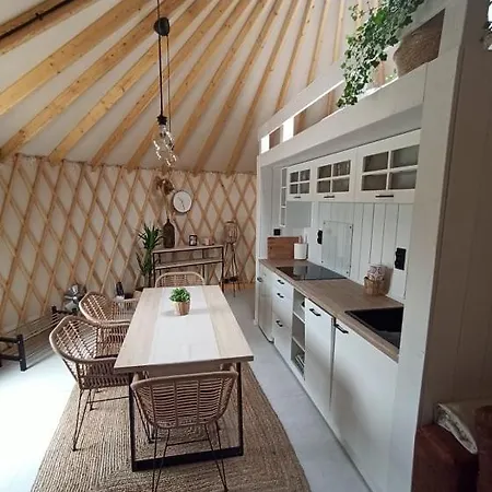 Jurty Glamping גוסטנין