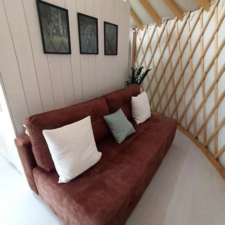 אוהל מפואר Jurty Glamping גוסטנין