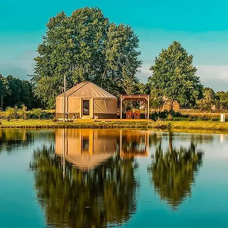אוהל מפואר Jurty Glamping גוסטנין