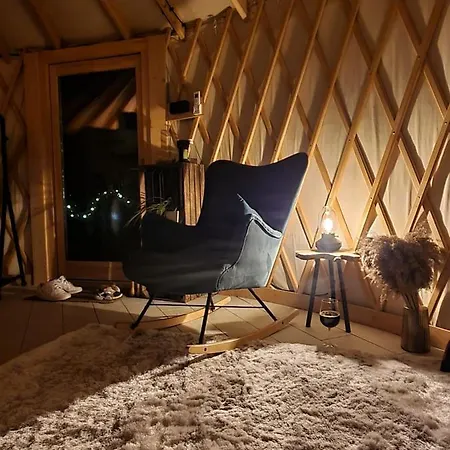 Jurty Glamping * 戈斯蒂宁
