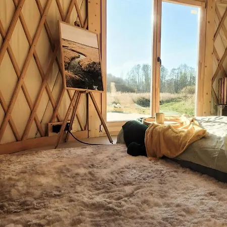 אוהל מפואר Jurty Glamping גוסטנין