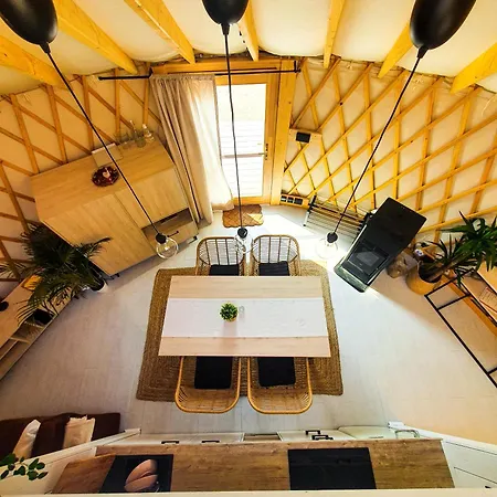 Jurty Glamping אוהל מפואר גוסטנין